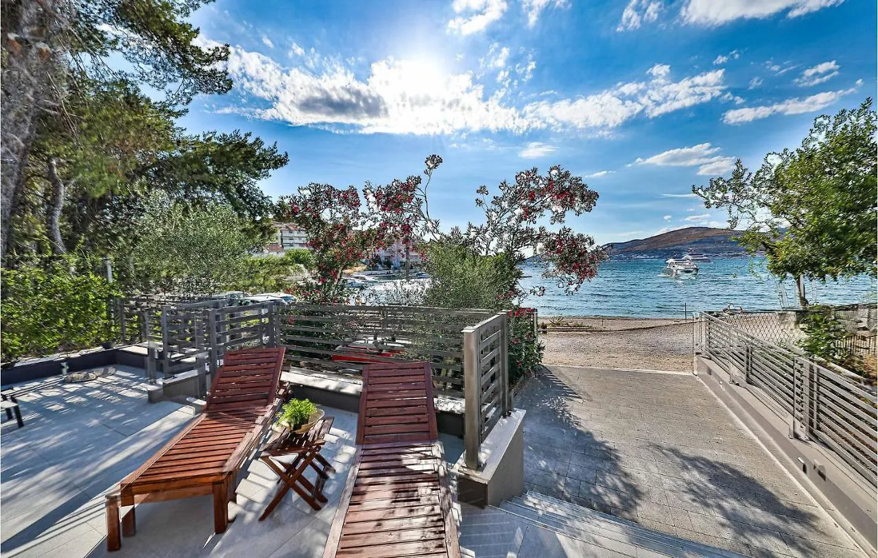 Semesterbostad Gorgeous Home In Okrug Gornji With Wifi Trogir